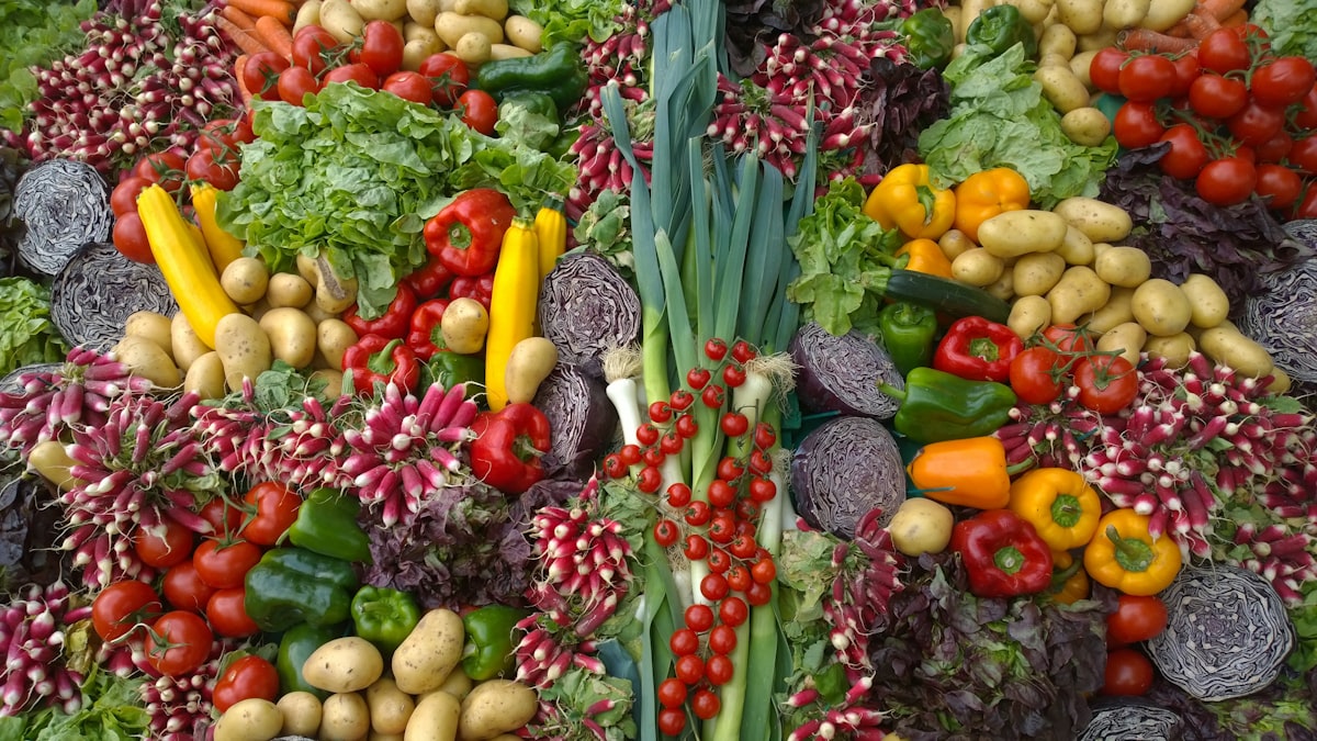 Älterer Mann mit vitaler Ausstrahlung genießt gesunde Ernährung